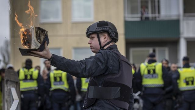 بعد حرق نسخة من المصحف.. الخارجية الأردنية تستدعي السفيرة السويدية في عمان